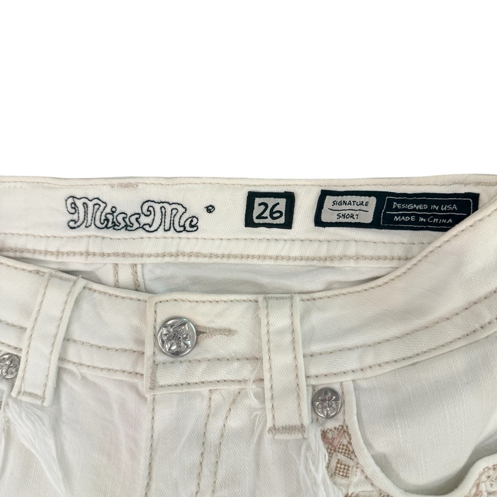 NWOT Miss Me Women's Ivory White Fringe Jean Shorts Size 26 - Picture 2 of 8